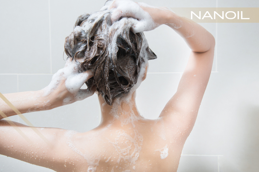 Kobieta myjąca włosy pod prysznicem