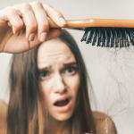 Wypadanie włosów – przyczyny. Jak zapobiec utracie włosów i zagęścić fryzurę?