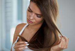 Twoje włosy cierpią, gdy to robisz! Sprawdź listę zakazanych rzeczy, które niszczą włosy