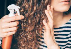 Odżywka do włosów w sprayu – kiedy warto po nią sięgać? Najlepsze mgiełki bez spłukiwania